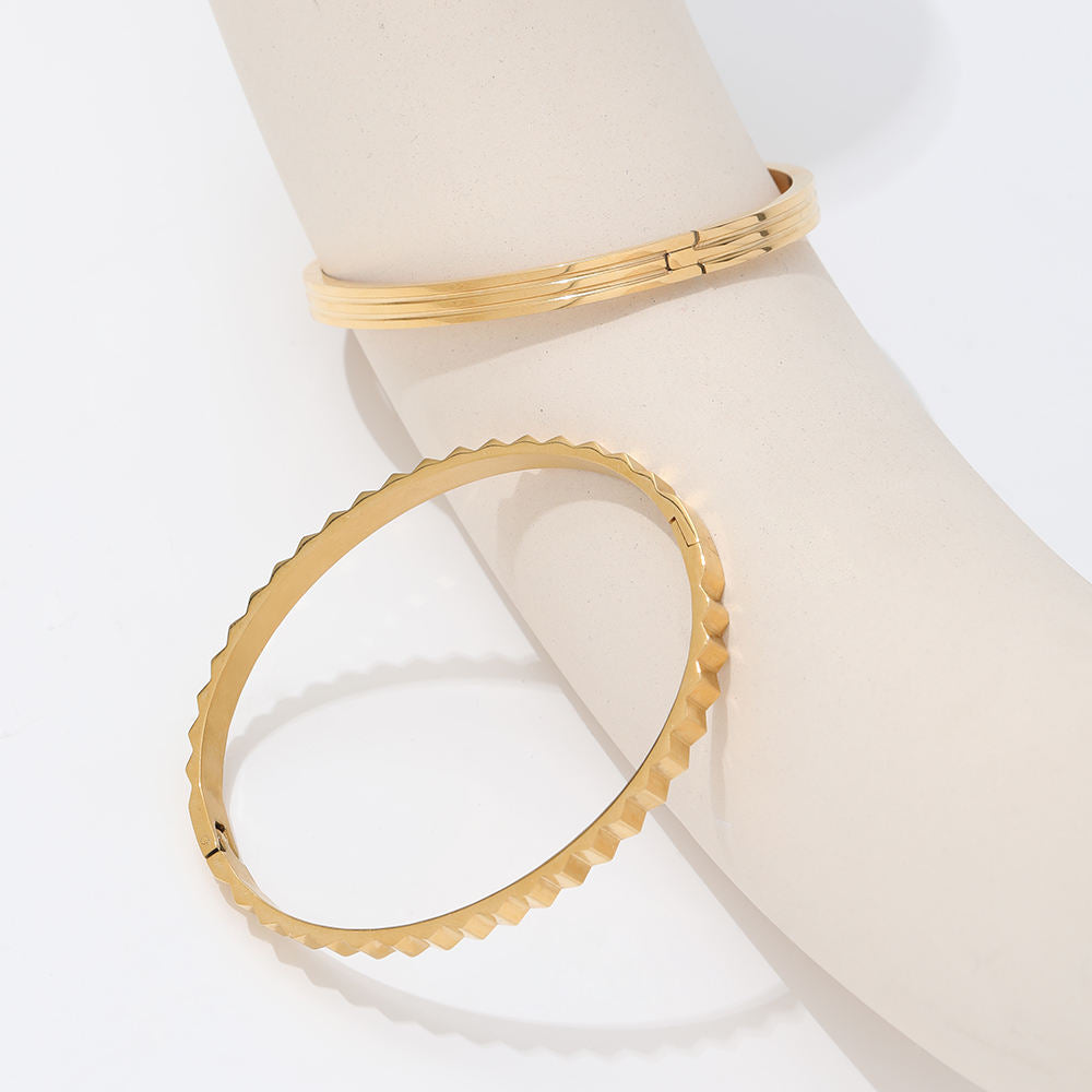 Gear Shape Bangle | 18K Gold Plated