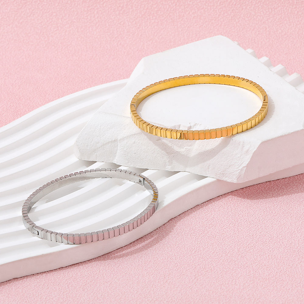 Gear Shape Bangle Bracelet | 18K Gold Plated